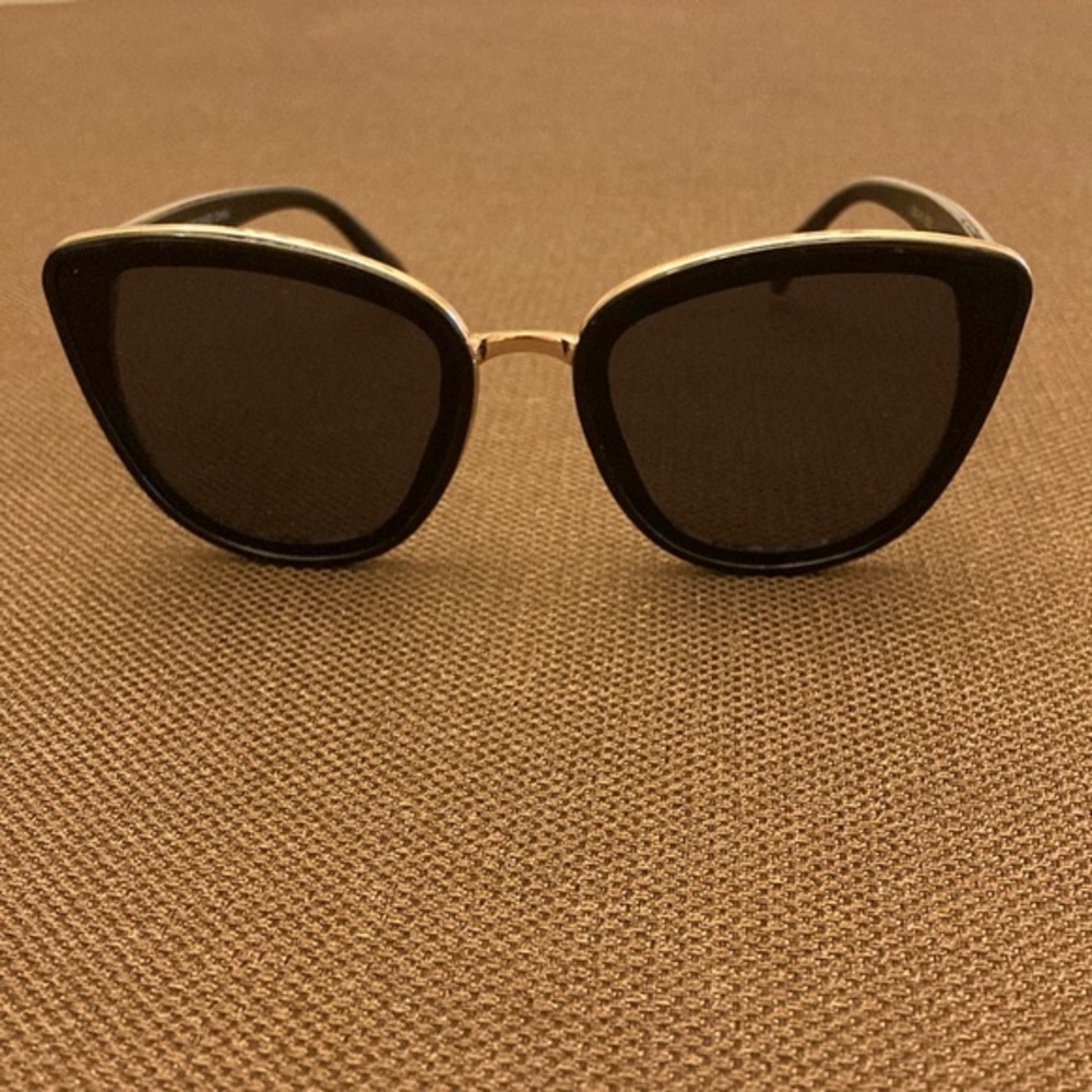 ⚜️Black Cat Eye Sunglasses w/Gold Trim!